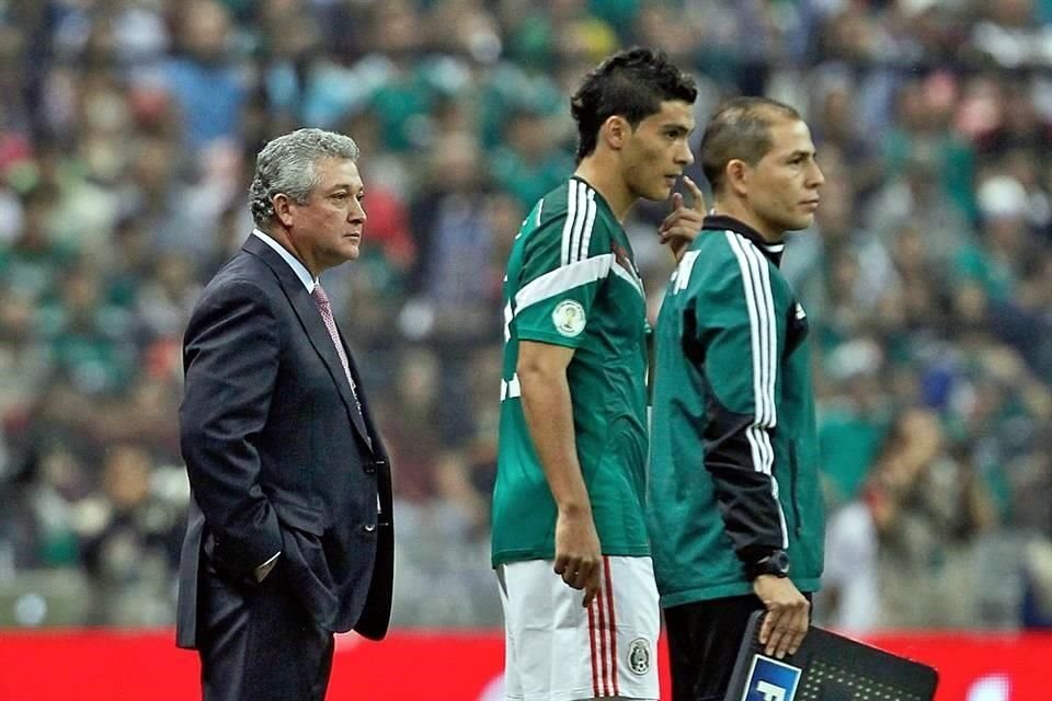 Víctor Manuel Vucetich, quien dirigió a la Selección en 2013, pidió que se le de oportunidad a un mexicano en el banquillo del Tri.