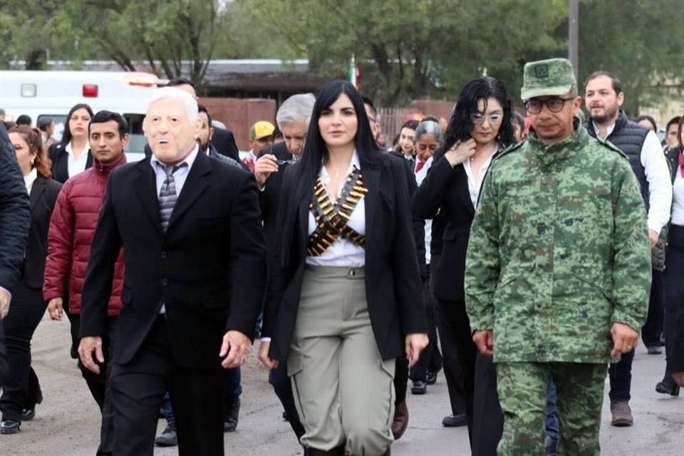 La Alcaldesa Nataly García desfila junto a un hombre que usa una máscara del Presidente Andrés Manuel López Obrador.