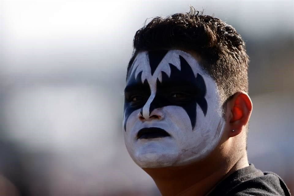 Una imagen que destacó fueron los fans pintados como el grupo estelar de la jornada del domingo: Kiss.