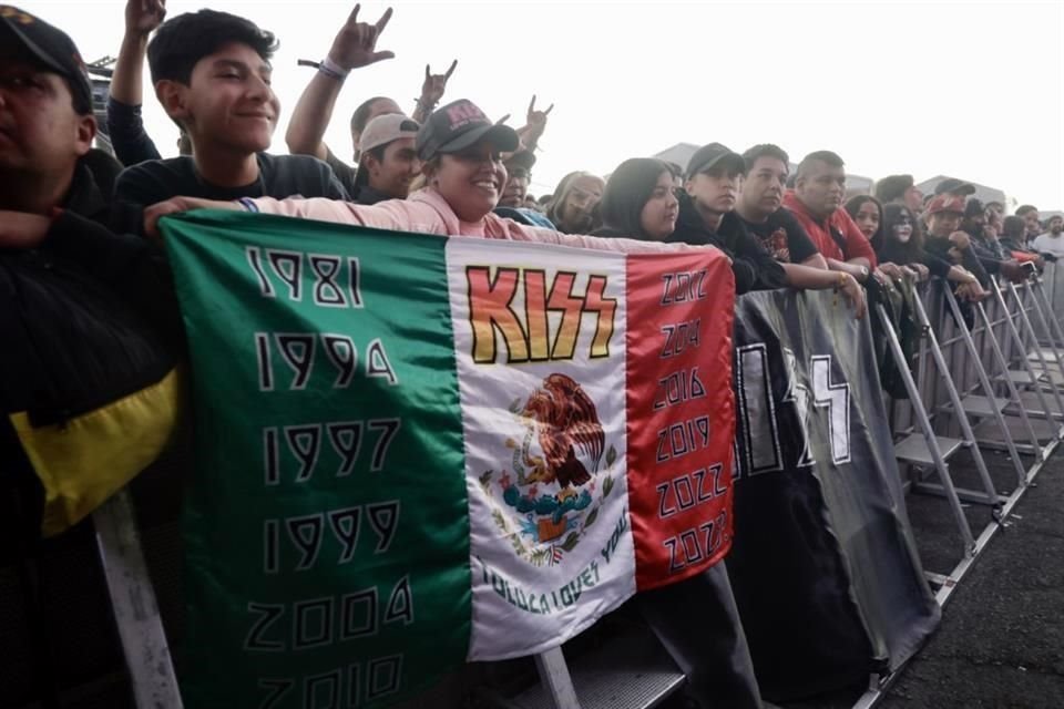 En todo momento, la gente mostró su deseo de ver el último show de Kiss en México.