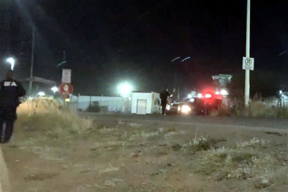 Autoridades de Zacatecas desplegaron un operativo tras disturbios al interior del penal de Cieneguillas, en Zacatecas; también reportan bloqueos en carretera Zacatecas-Aguascalientes.