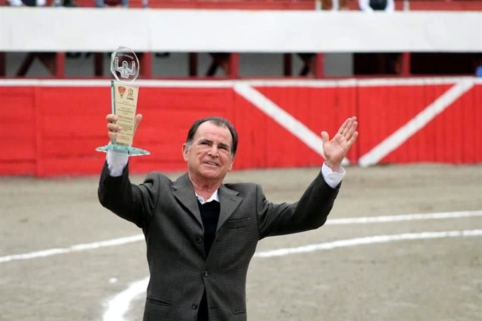 Eloy Cavazos recibió un homenaje en 'Los Jacales' por su trayectoria taurina.