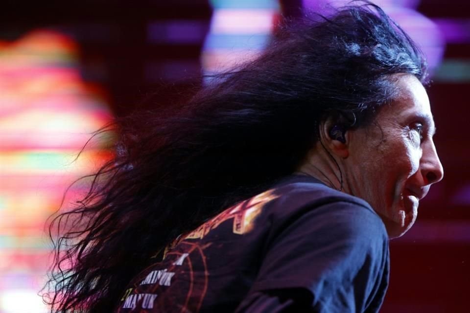 Joey Belladonna, vocalista de Anthrax, se la pasó corriendo por el escenario.