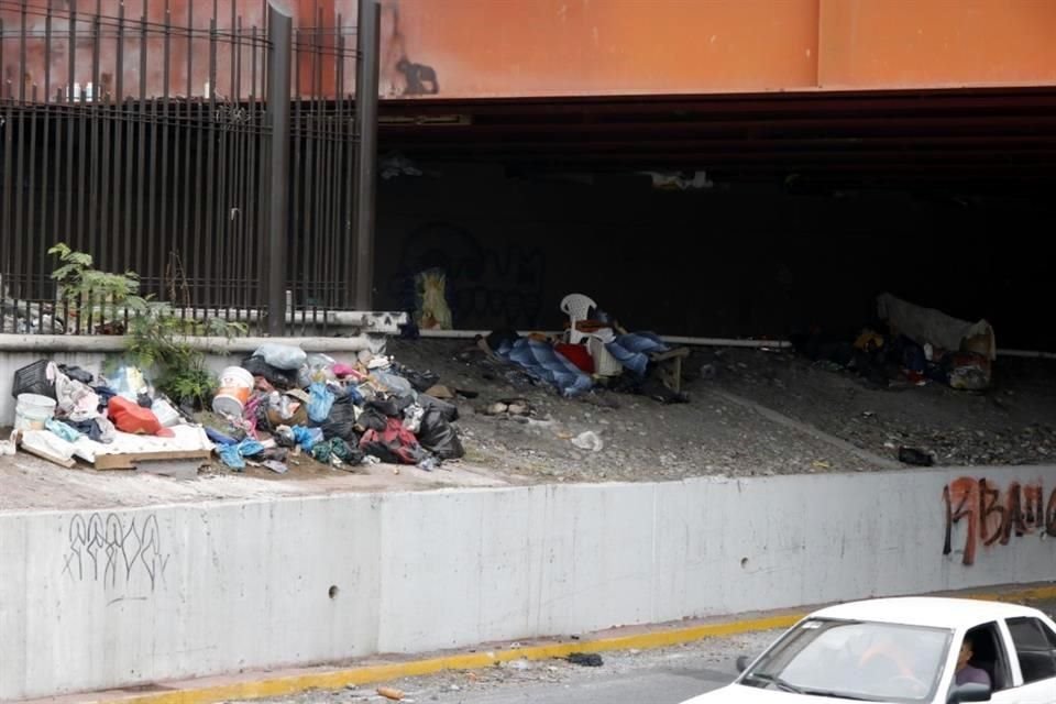 Al menos dos migrantes se instalaron en la parte baja del puente vial de las calles Washington y Aramberri, en el Centro de la Ciudad, donde acumulan desechos.