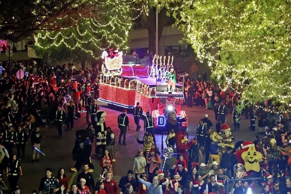 Miles de sampetrinos se congregaron en la Calzada del Valle para disfrutar del tradicional desfile navideño.