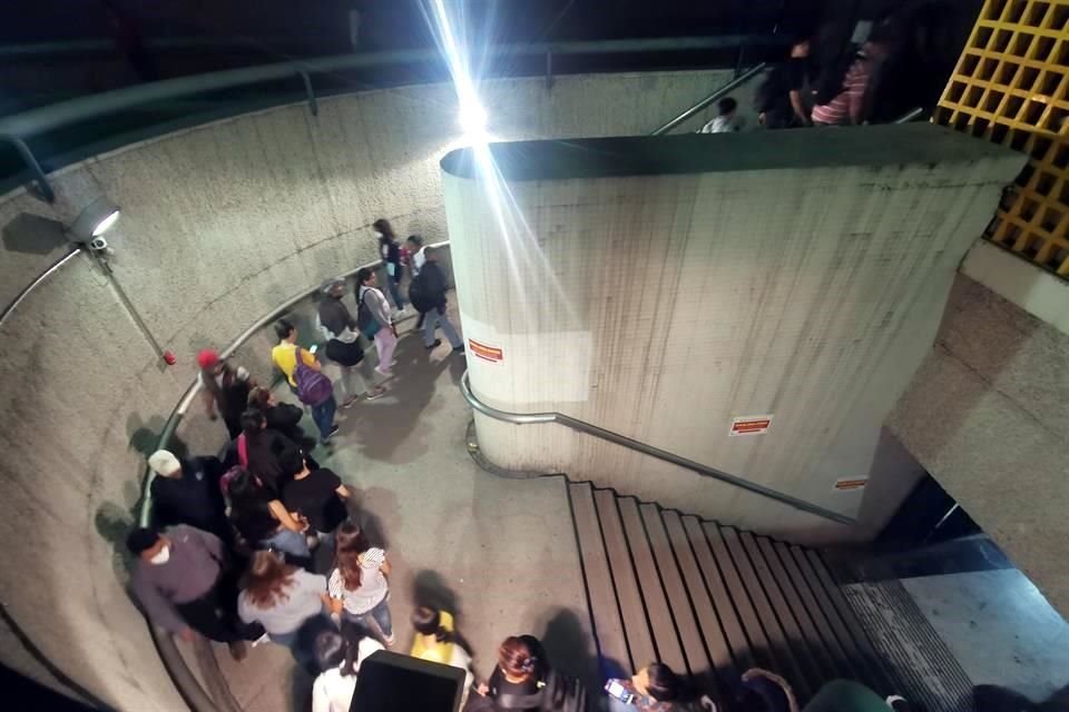 Usuarios del Metro hacen fila en la Estación General Anaya para tomar un camión y continuar con su ruta.