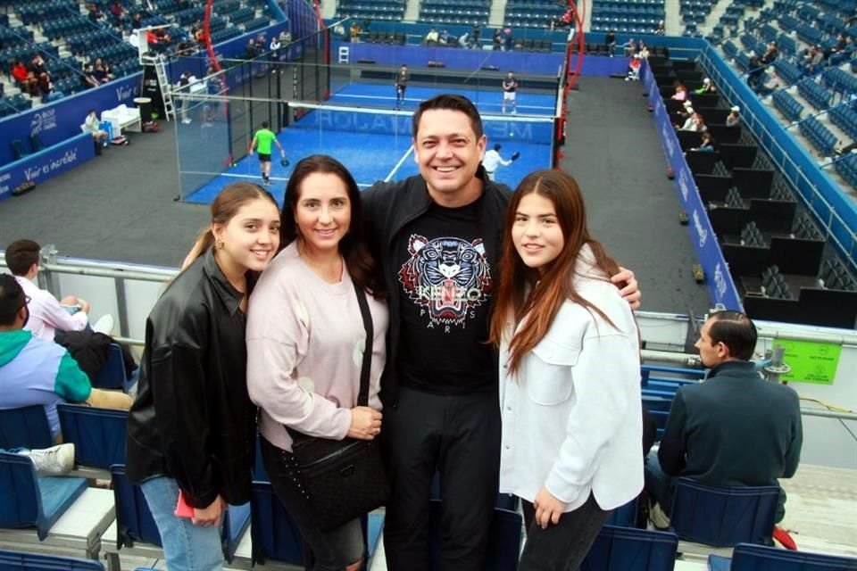 Luciana Martínez Guerra, Karla Guerra de Martínez, Roberto Martinez Garza y Camila Zamarripa