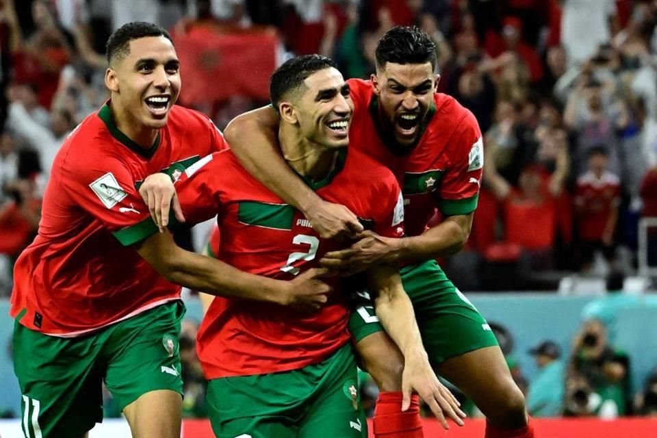 Achraf Hakimi (centro) nació en Madrid, pero prefirió jugar con Marruecos.
