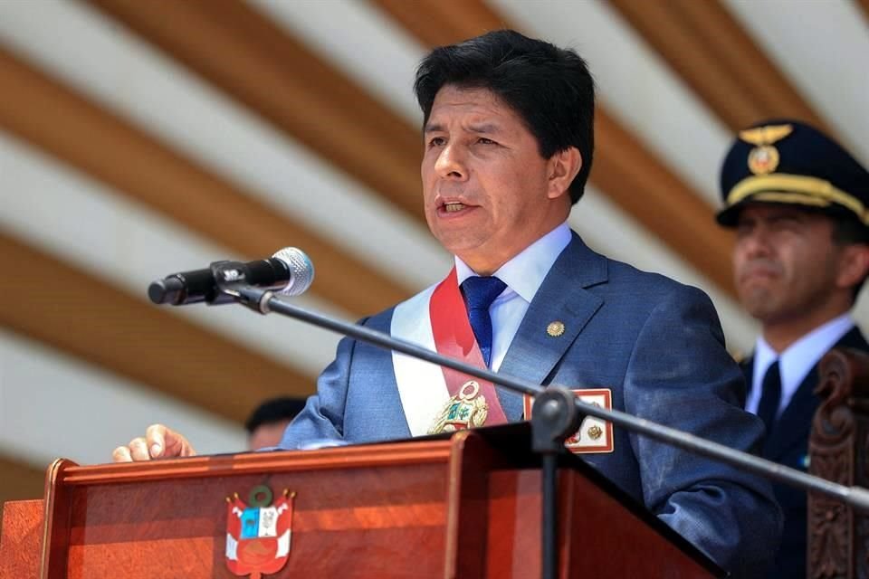 El Presidente de Perú cerró el Congreso a horas de debatirse un tercer intento para destituirlo y anunció un estado de excepción.