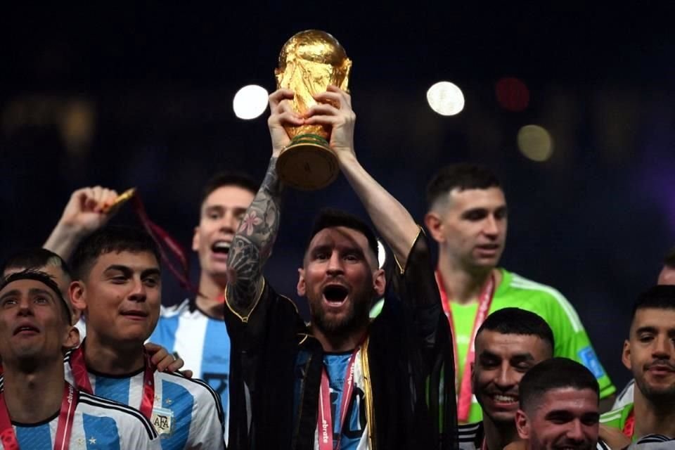 Messi levanta la Copa del Mundo.