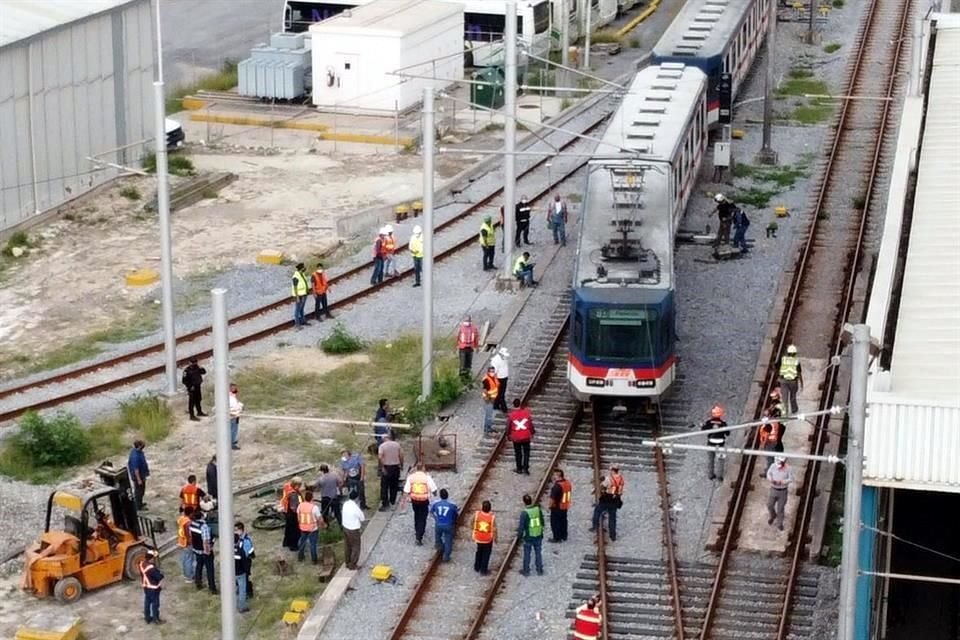 Los pasajeros tuvieron que bajar y caminar sobre las vías hasta la Estación Talleres, que se encuentra en el sector San Bernabé y está a nivel de piso.