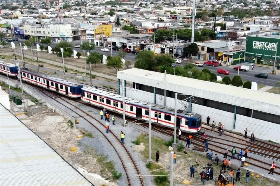Los pasajeros tuvieron que bajar y caminar sobre las vías hasta la Estación Talleres, que se encuentra en el sector San Bernabé y está a nivel de piso.