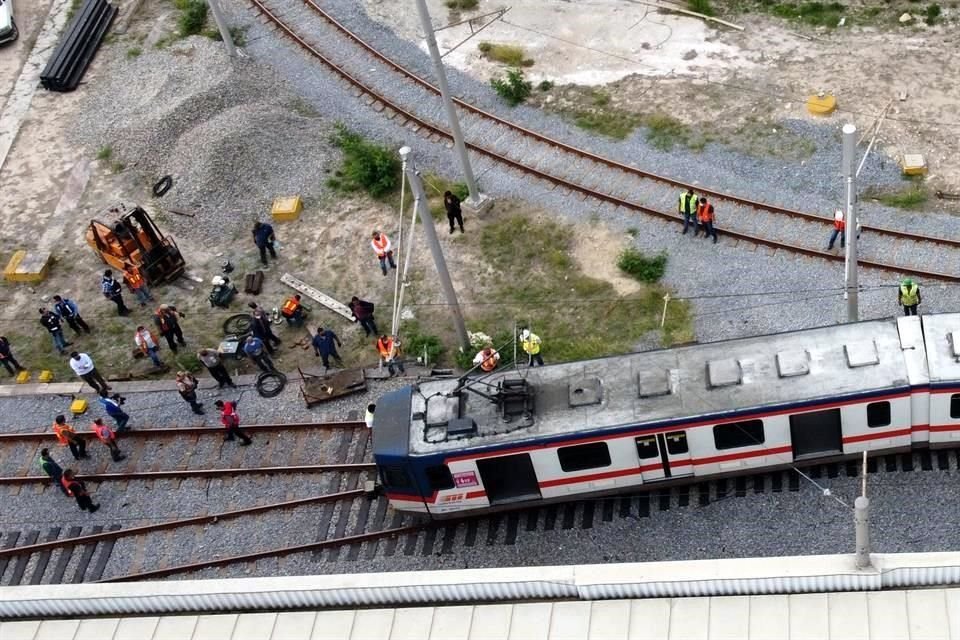 Las dos ruedas frontales del vagón del Metro se salieron del riel, y unas 80 pasajeros debieron ser evacuados. No se reportaron personas lesionadas.