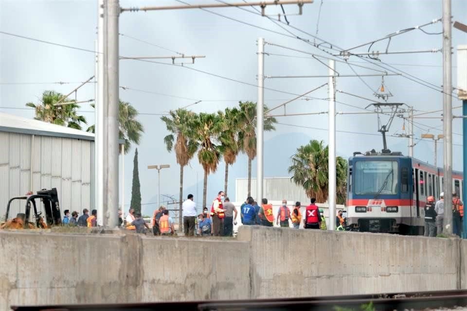 Los pasajeros tuvieron que caminar sobre las vías hasta la Estación Talleres, que está a nivel de piso, en San Bernabé.