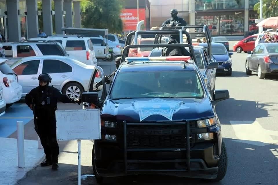 Un policía estatal muerto y más agentes heridos es el saldo preliminar tras el operativo de captura de Ovidio Guzmán en Sinaloa.