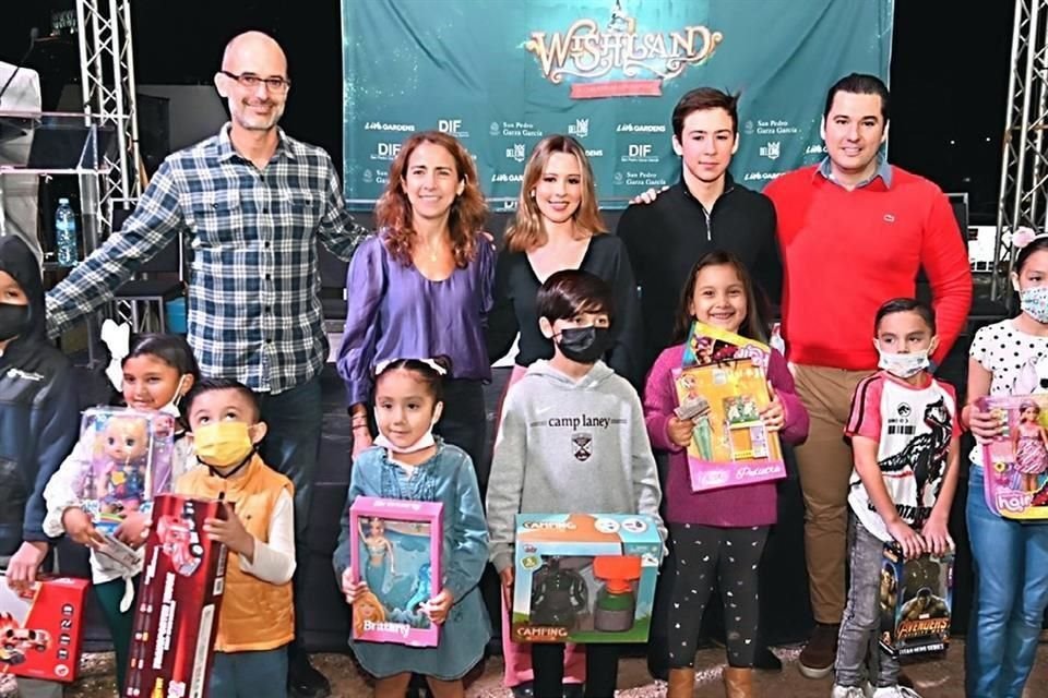 Grupo Inmobiliario Monterrey y Autoridades de San Pedro entregaron juguetes a más de 1,100 asistentes pertenecientes al DIF en la Feria Navideña Wishland ubicada en el Parque Live Gardens.