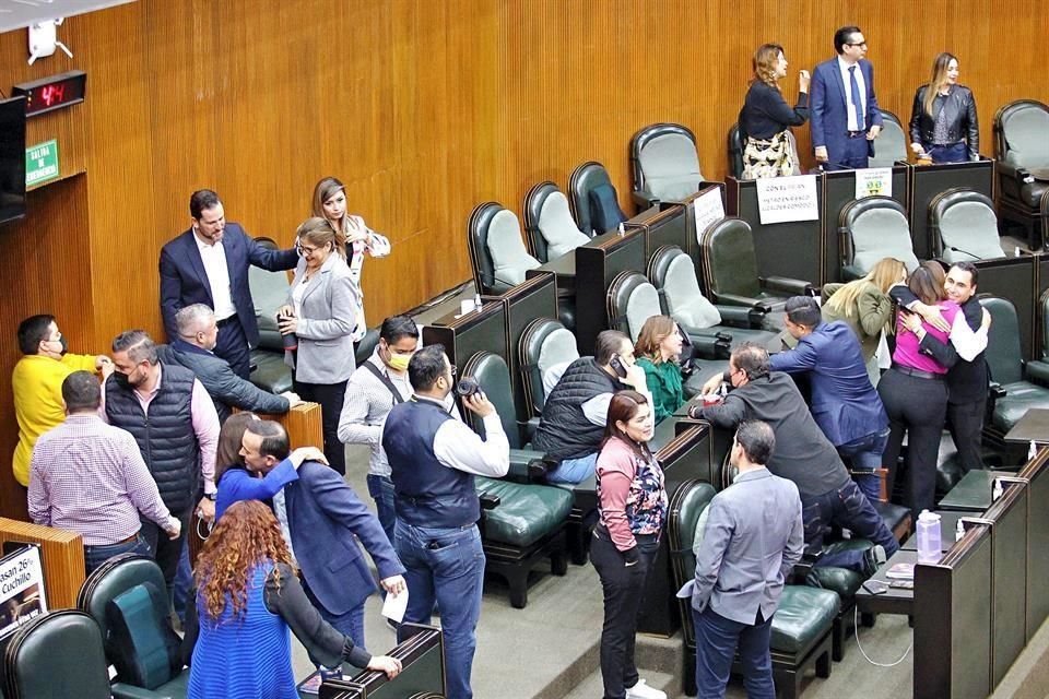 Los Diputados pasaron ayer de las risas y abrazos por el inicio de año, a la molestia y suspensión de actividades por el incumplimiento del Estado de publicar modificaciones en el Periódico Oficial.