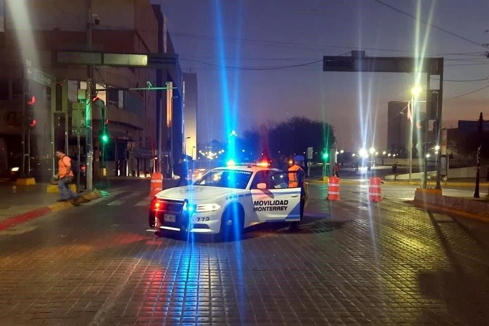 Una patrulla de Tránsito de Monterrey impidió desde temprana hora el paso a los conductores