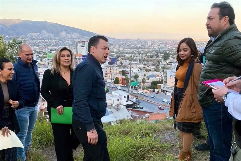 El Alcalde de Monterrey, Luis Donaldo Colosio, se comprometi ayer a las obras tras una junta con vecinos.