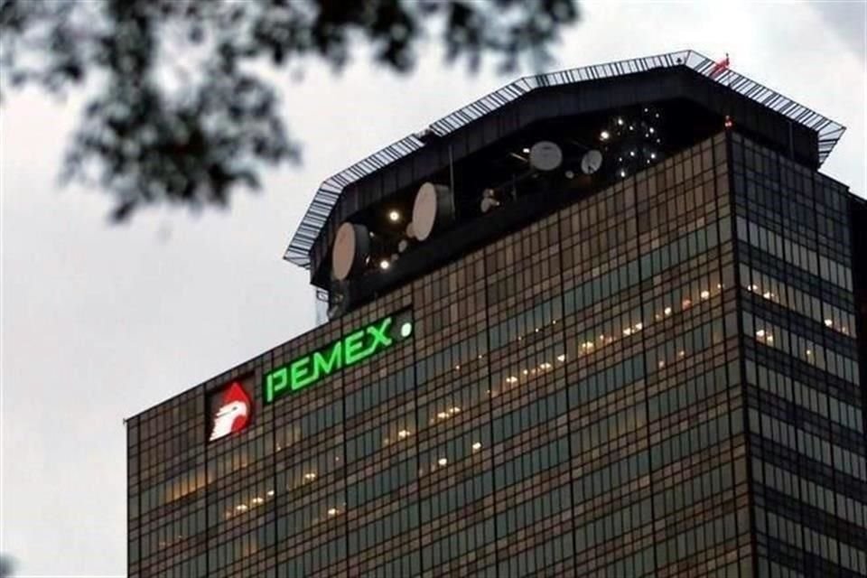 REFORMA publicó que refinerías estadounidenses están rechazando el crudo de Pemex por sus altos niveles de agua, lo que imposibilita la producción de gasolina y diesel.