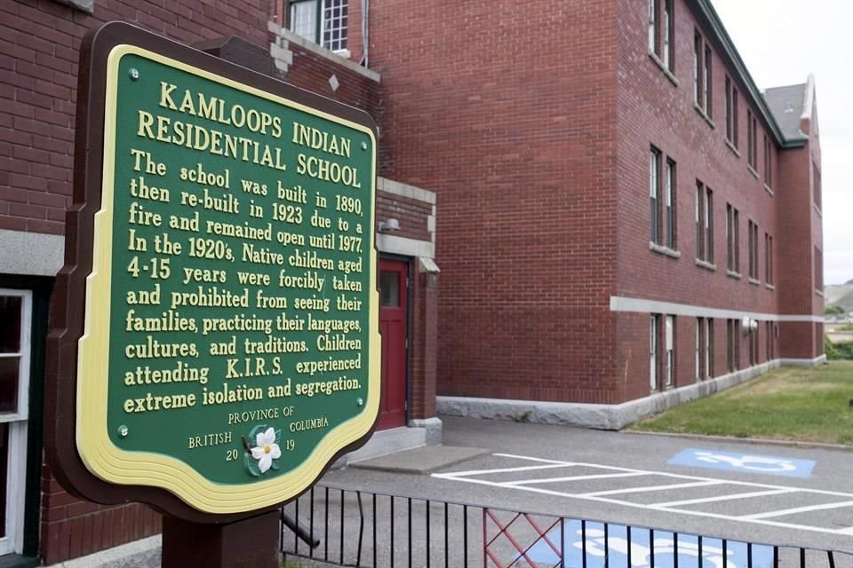 Una placa conmemorativa a la entrada del colegio relata lo que sucedió ahí desde 1980.