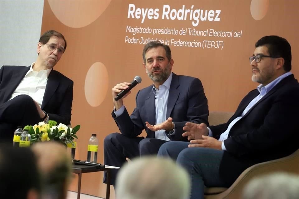 Los presidentes del INE, Lorenzo Córdova (centro), y del Trife, Reyes Rodríguez (der.), estuvieron ayer en la UDEM con el político Agustín Basave para hablar de los retos en materia electoral.