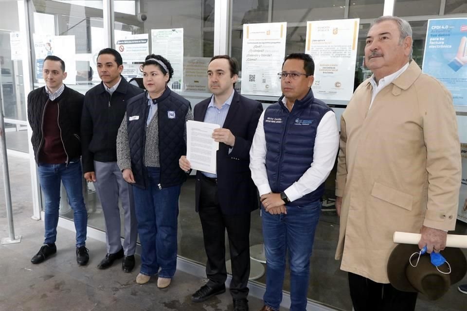 Los Diputados, encabezados por Hernán Salinas, acudieron a las oficinas de Agua y Drenaje.