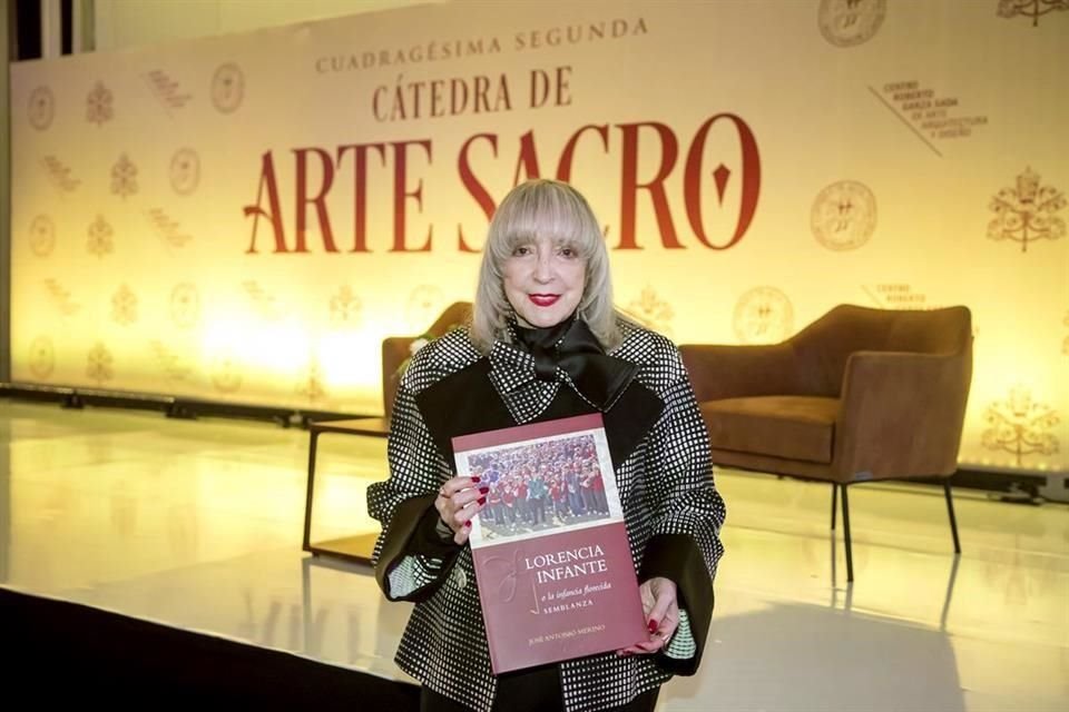 Florencia Infante de Garza y el libro con su semblanza, que se presentó durante la Cátedra de Arte Sacro de la UDEM.