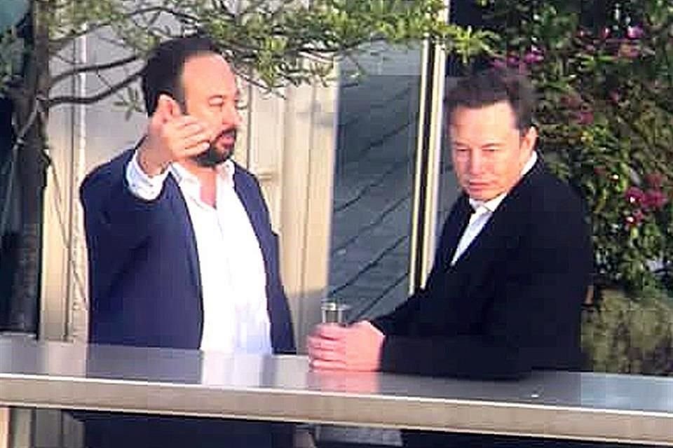 Elon Musk (der.) y Emmanuel Loo, Subsecretario de Desarrollo Económico de NL, en la visita del magnate en octubre pasado.