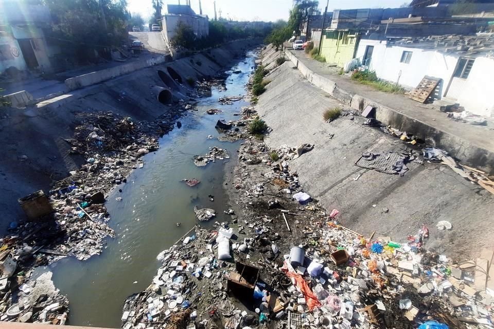 En Monterrey, el Arroyo Topo Chico está lleno de muebles, escombro, costales y desechables, entre muchos otros desperdicios, a la altura de la Colonia Constituyentes del 57.