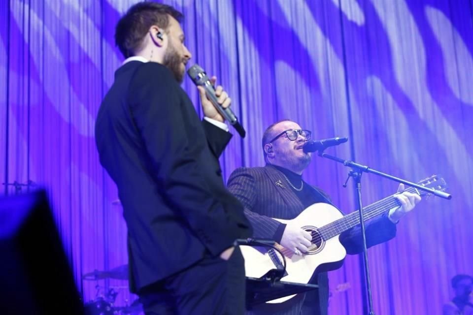 El dueto agregó temas de antaño e infaltables como 'Te Vi Venir', 'Entra en Mi Vida', 'Kilómetros' y 'Sirena'.