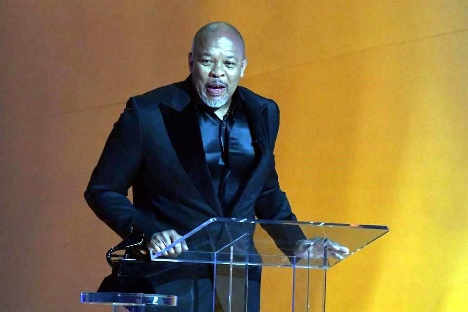 El rapero Dr. Dre recibió el Global Impact Award.