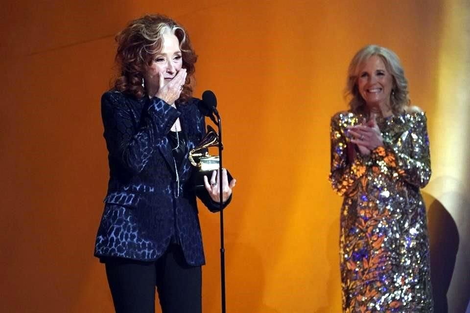 Bonnie Raitt recibió el premio a mejor canción del año por 'Just Like That'.