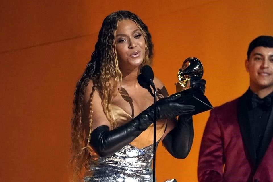 La cantante Beyoncé en la máxima ganadora de la historia de los Grammy, con 32 gramófonos.