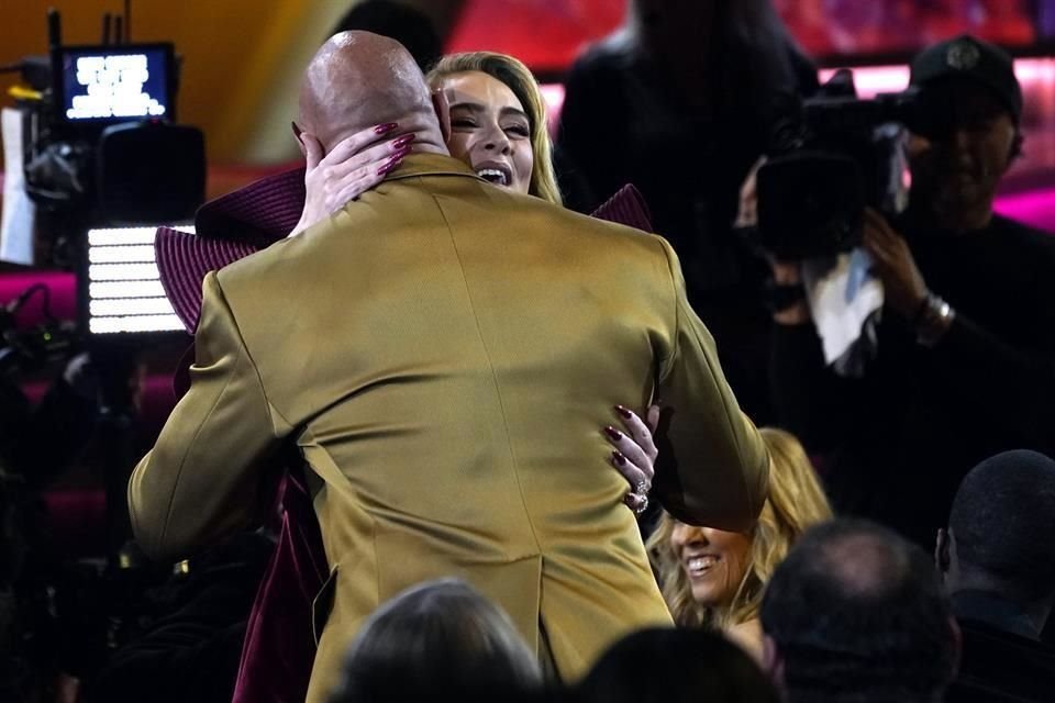 Adele es felicitada por Dwayne Johnson.