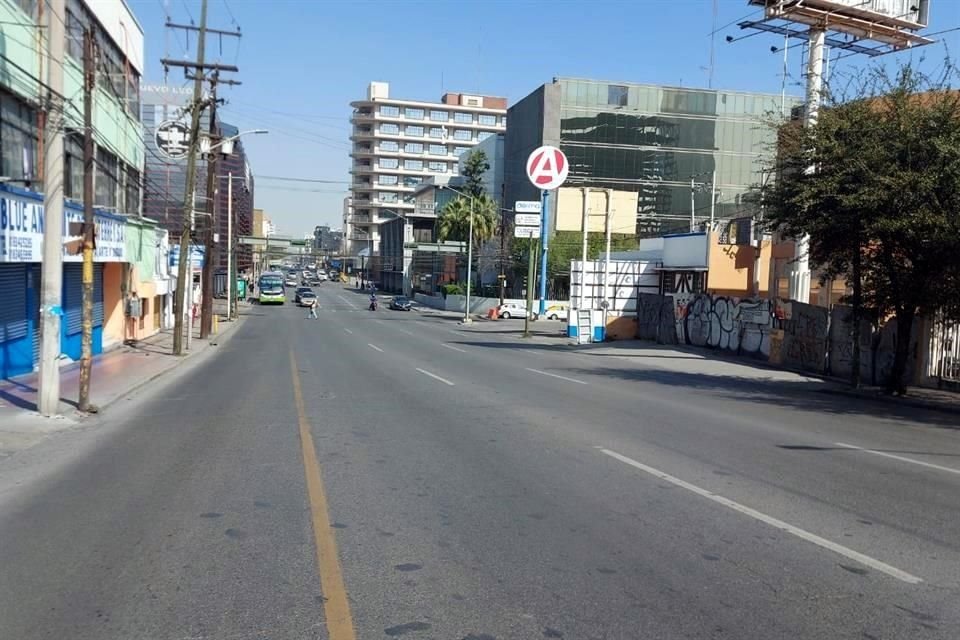En el Centro, calles como Pino Suárez, lucieron sin tráfico.