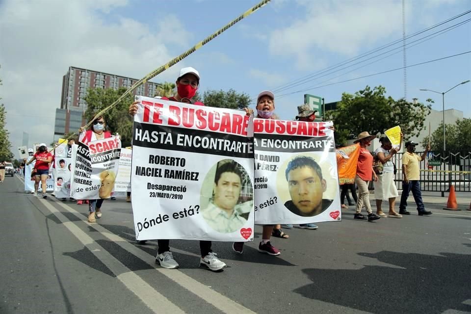 La marcha fue convocada por los colectivos Amores DN, Buscadoras de Nuevo León, Eslabones, y Ciudadanos en Apoyo de los Derecho Humanos (Cadhac).