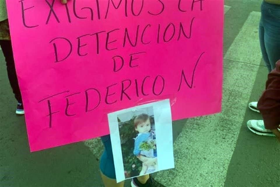 En 2023, el papá de Velvet caminaba con la niña en brazos, junto a su esposa, cuando fue arrollado por un hombre en motocicleta.