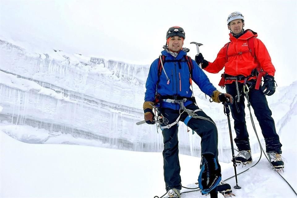 Luis Salinas y Rodrigo de León en el glaciar del Pico Tarija, en donde las temperaturas llegaron a estar a -20 grados centígrados.