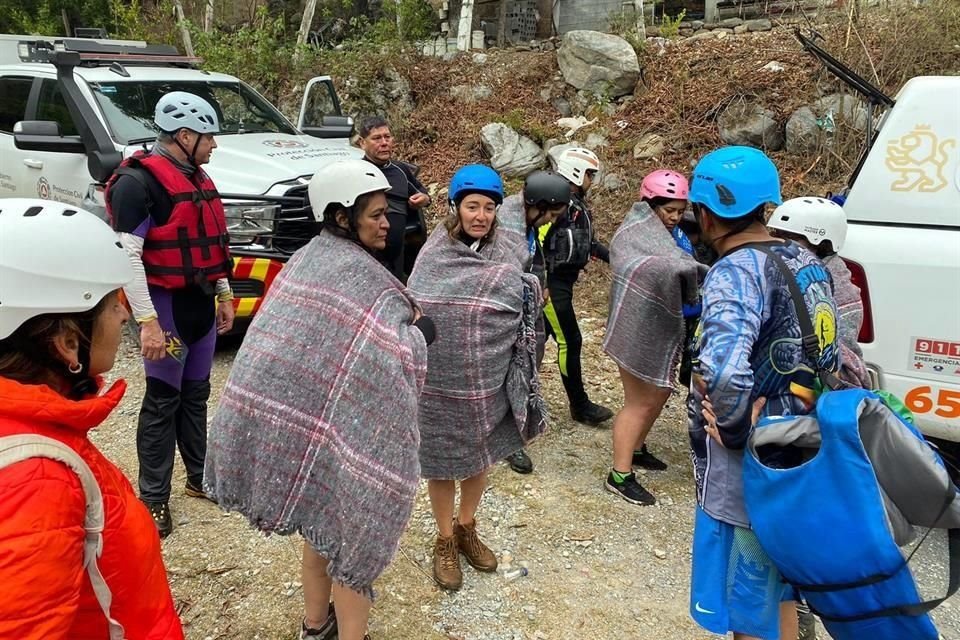 Un grupo de 20 senderistas son rescatados por Protección Civil tras padecer por horas por las bajas temperaturas en la sierra de Santiago.