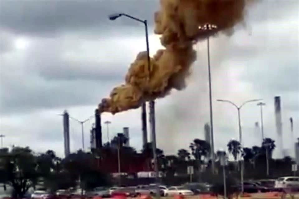 Pese a haber sido defendida por el Gobernador, conductores reportaron la emisión de humo negro, café y amarillo de las chimeneas en la Refinería de Pemex, en Cadereyta.