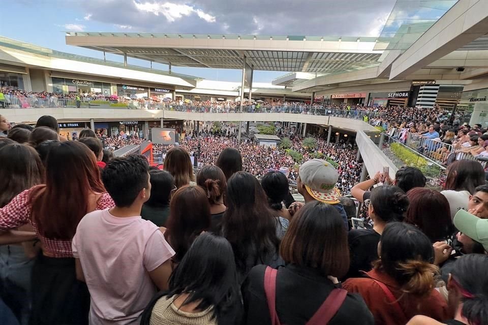 '¡Louis, hermano, ya eres mexicano!', gritaron varias chicas desde las 17:00 horas, cuando la gran mayoría de los fans comenzaron a reunirse en el centro comercial para agarrar un buen lugar.