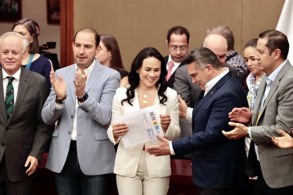 Líderes de Va por México acompañaron a la candidata en su registro.