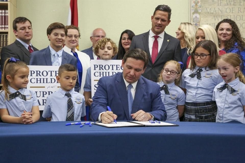 El Gobernador de Florida Ron DeSantis firmando el proyecto de ley de derechos de los padres en la educación, el 28 de marzo de 2022.