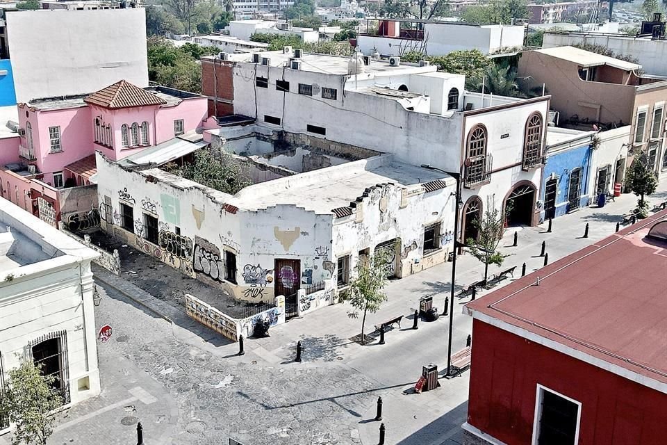 Aunque está clasificada como de 'alto nivel histórico', una casa en Abasolo cruce con Mina ejemplifica el abandono de propiedades en el Barrio Antiguo.