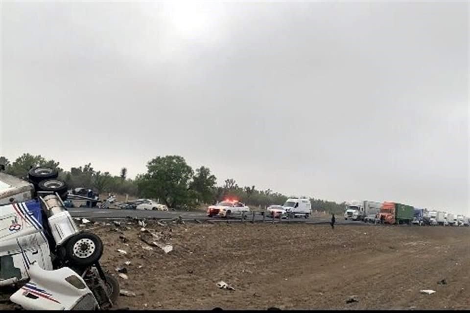 La Autopista a Nuevo Laredo fue cerrada tras el accidente, lo que provocó largas filas de vehículos en dirección a Tamaulipas.