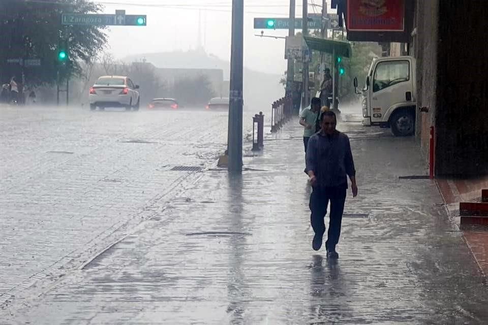 La lluvia tomó fuerza a partir de las 10:20 horas en el Centro de Monterrey.