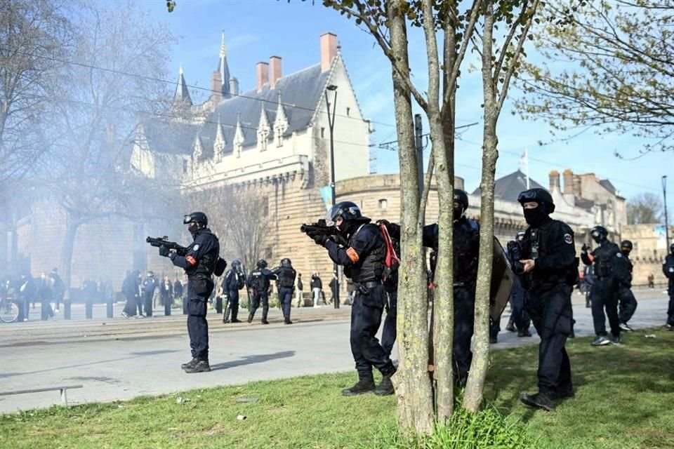 Oficiales de policía franceses (BAC) usan armas LBD durante enfrentamientos con manifestantes.