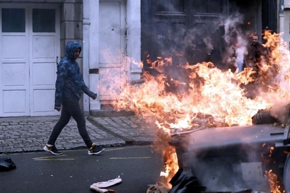 Contenedores de basura fueron quemados durante una manifestación en Lille, en el norte de Francia.