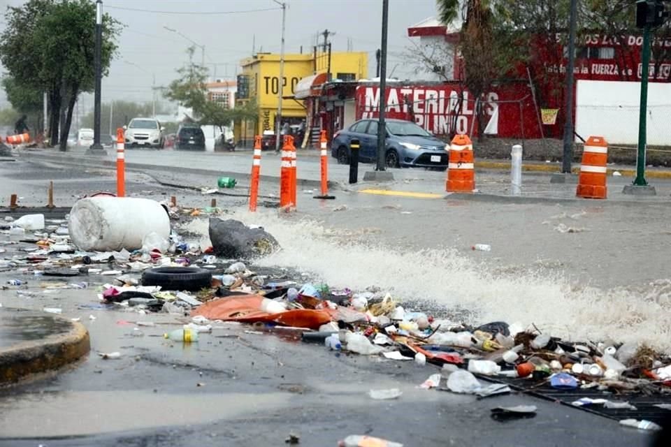 Además, personal de Servicios Públicos de Monterrey arrancó con operativos de limpieza en rejillas y alcantarillas del sur, así como con cierres viales en zonas de riesgo.<br>